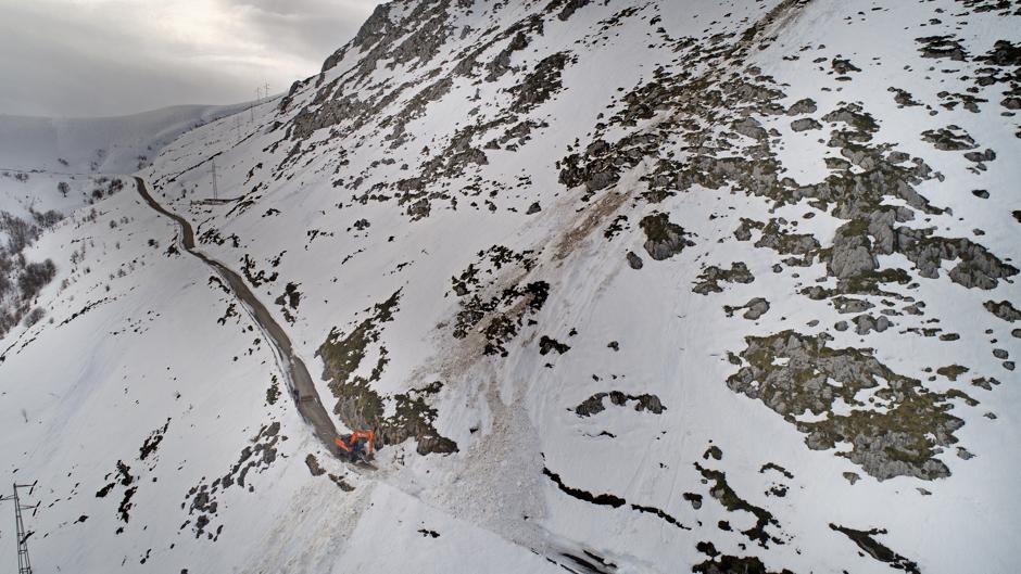 Un alud de grandes dimensiones corta la carretera de acceso a la localidad cántabra de Tresviso