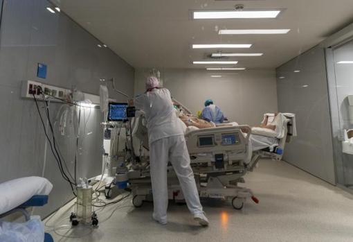 Personal sanitario, trabajando en una de las UCI del Zendal