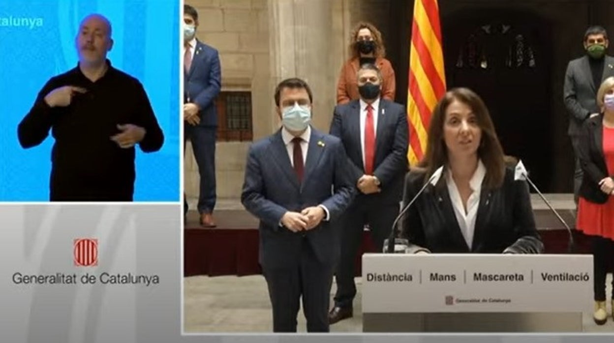Meritxell Budó, portavoz de la Generalitat, hoy, durante la declaración institucional junto al resto de miembros del Govern catalán