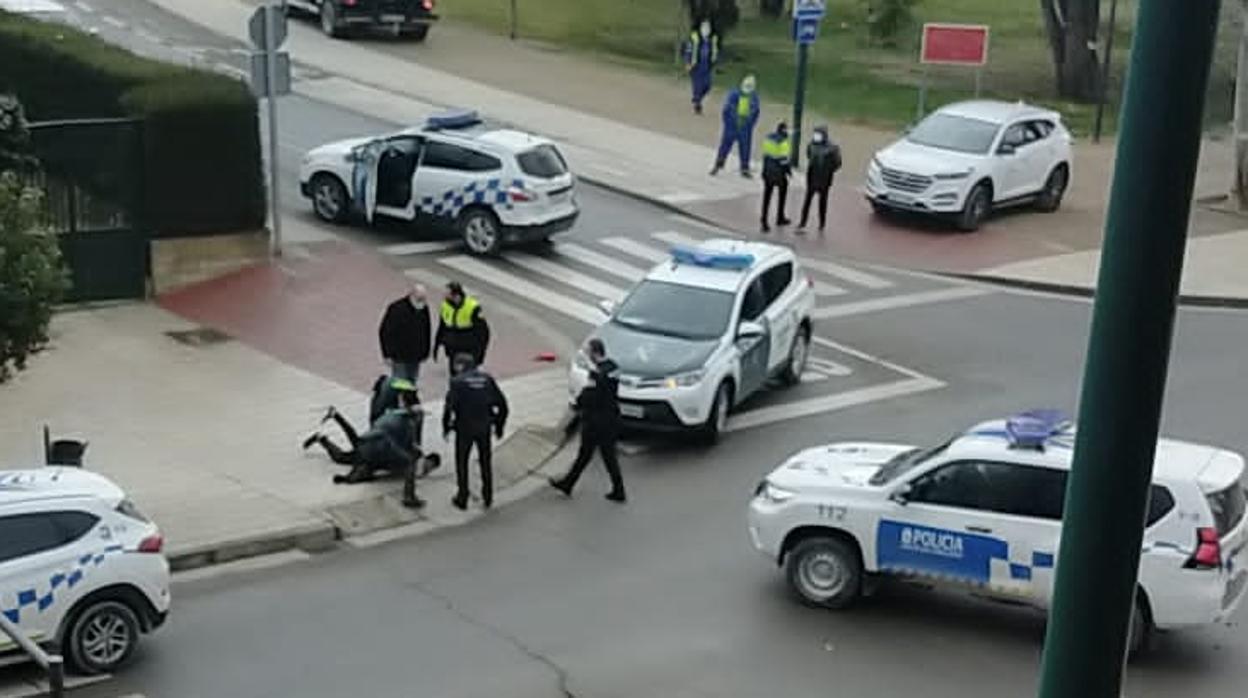 Momento en el que el joven logró ser reducido entre guardias civiles y policías locales de Ejea