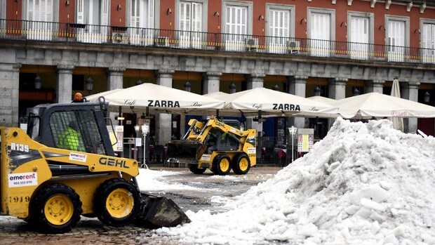 Retiradas en una noche 2.000 toneladas de nieve y hielo de las calles de Madrid