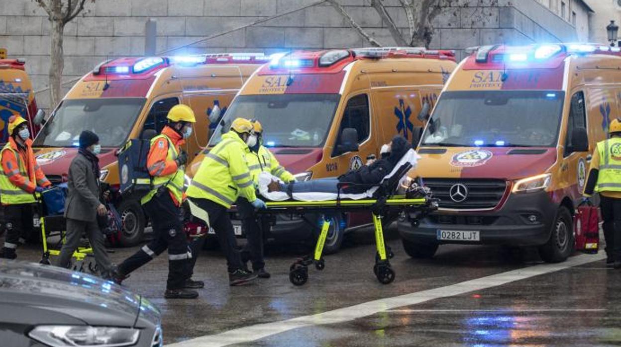 Los servicios sanitarios trasladan al hospital a uno de los heridos tras la explosión