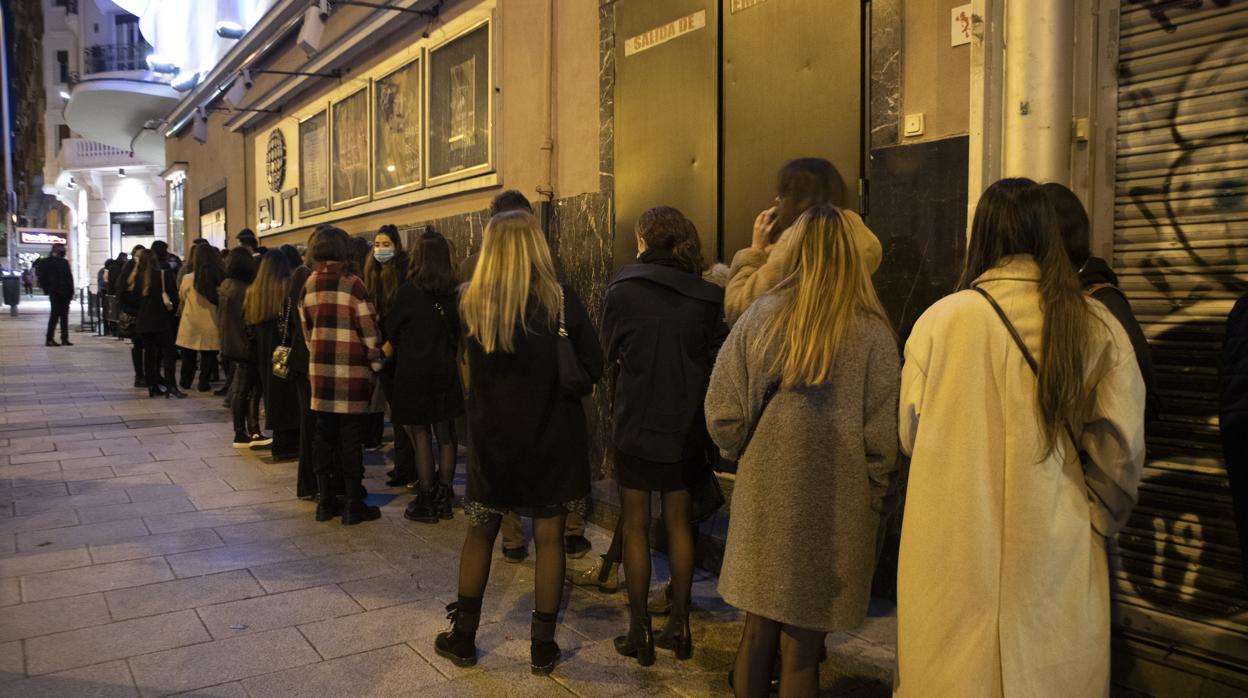 La cola, este viernes, a las puertas del Teatro Barceló