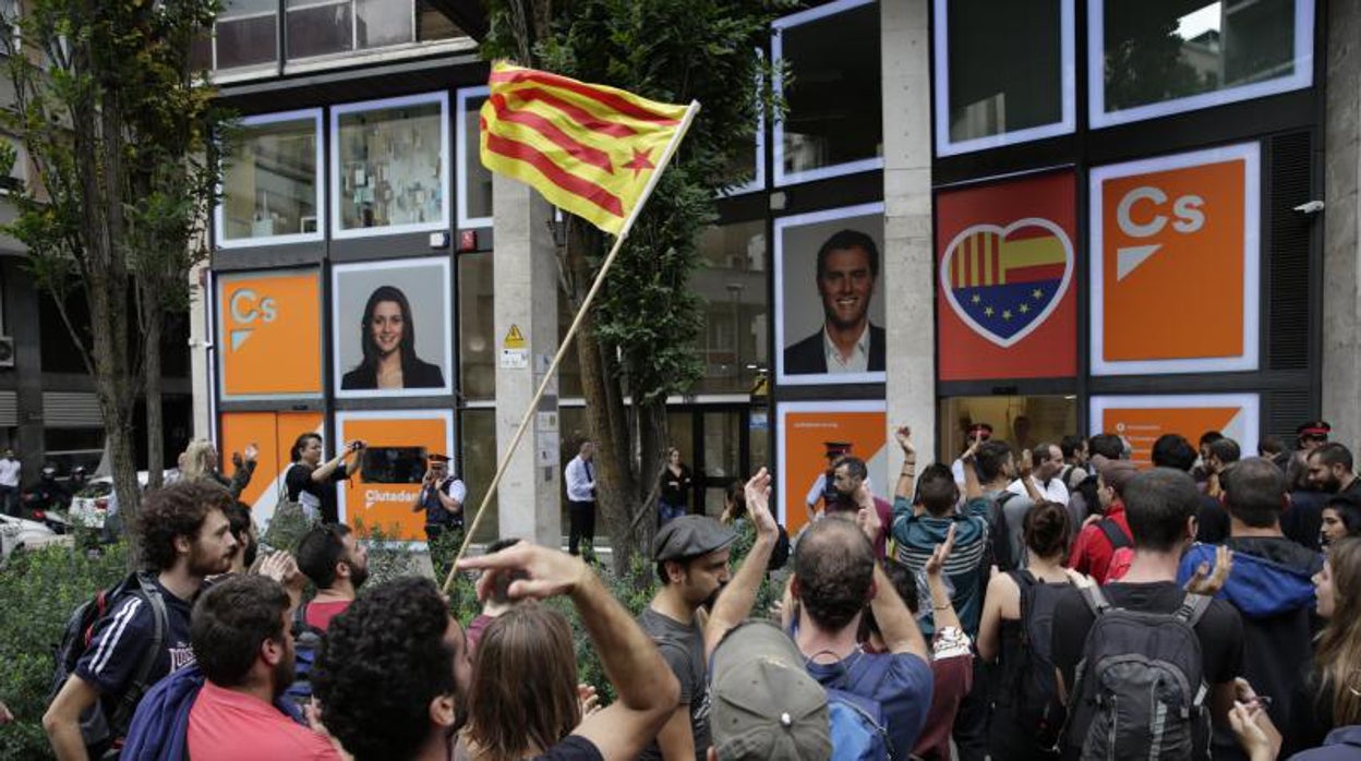 Jóvenes de la organización Arran asedia la sede de Ciudadanos en Barcelona