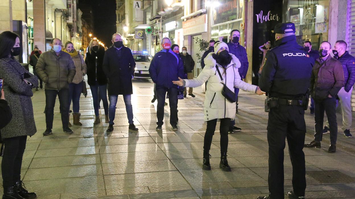 Paseo reivindicativo por Palencia para protestar por el toque de queda impuesto por la Junta