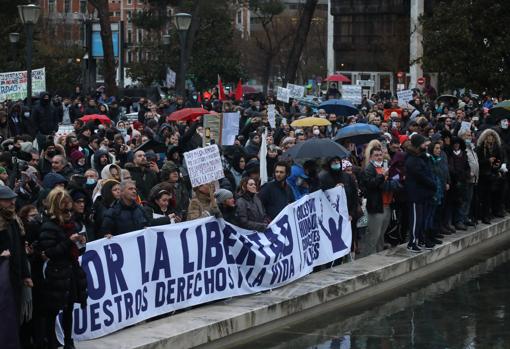 Manifestantes portan una pancarta durante la manifestación