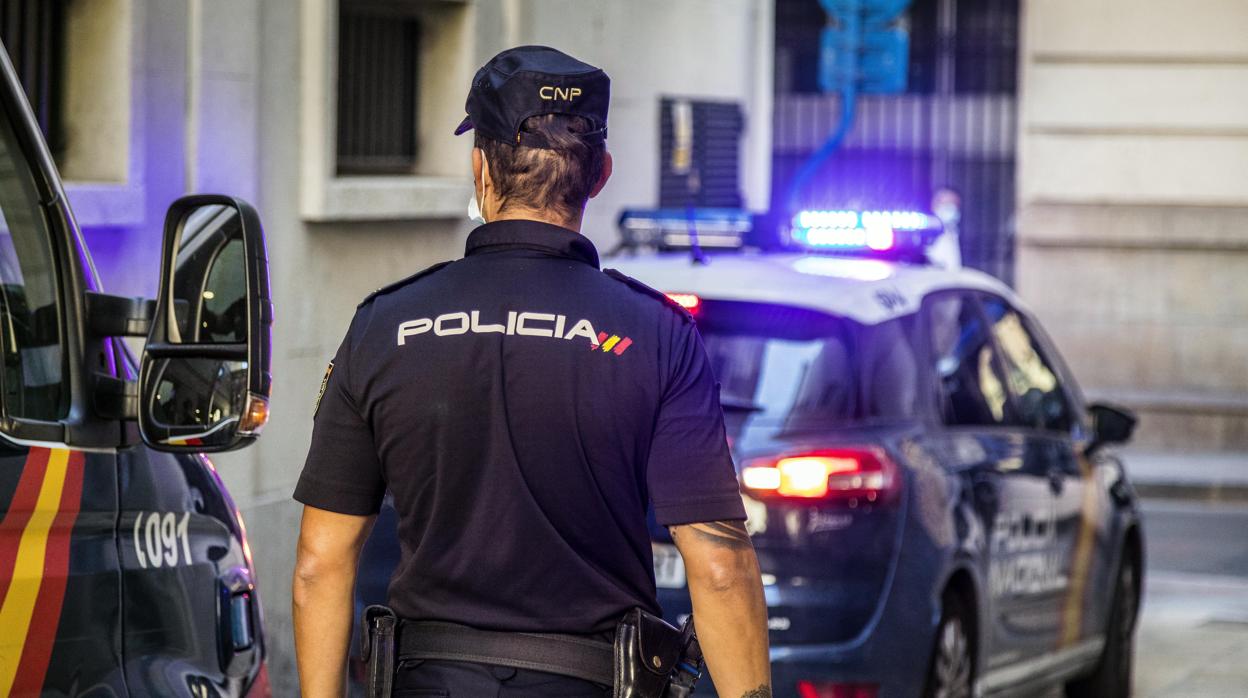 Imagen de archivo de un Policía Nacional en la Audiencia Provincial de Alicante