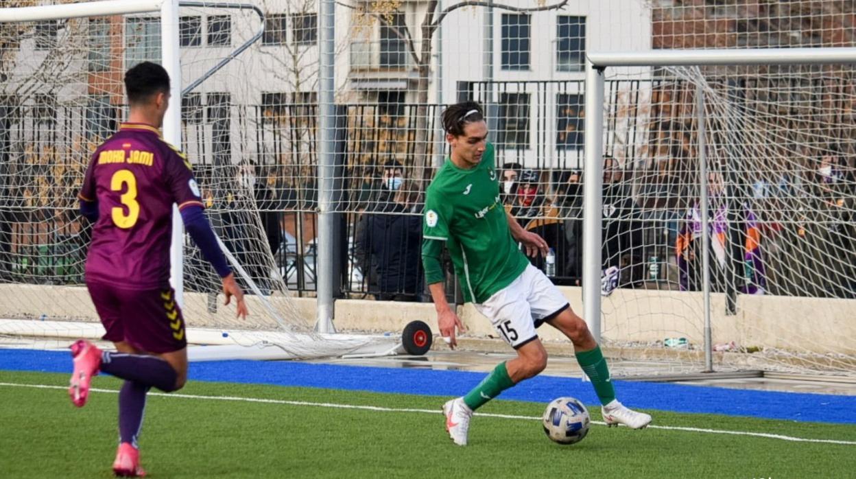 Cubero controla un balón ante Moja