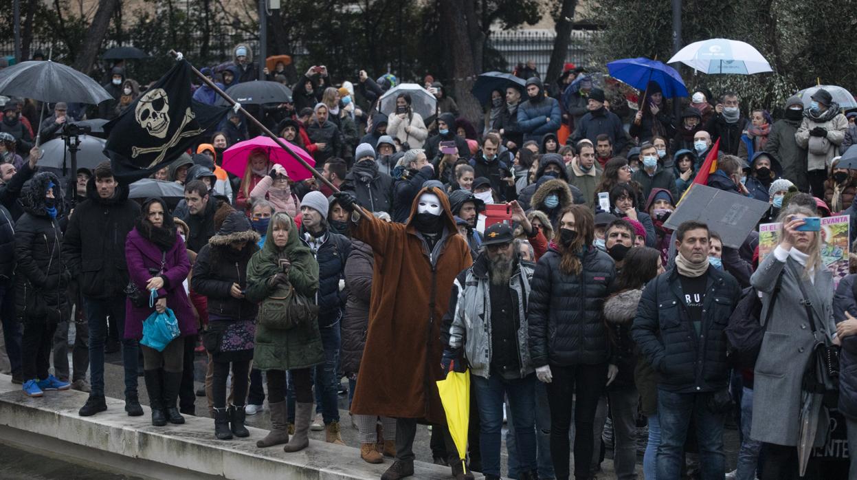 Manifestantes, la mayoría sin mascarilla y sin respetar la distancia de seguridad, durante la marcha en Madrid