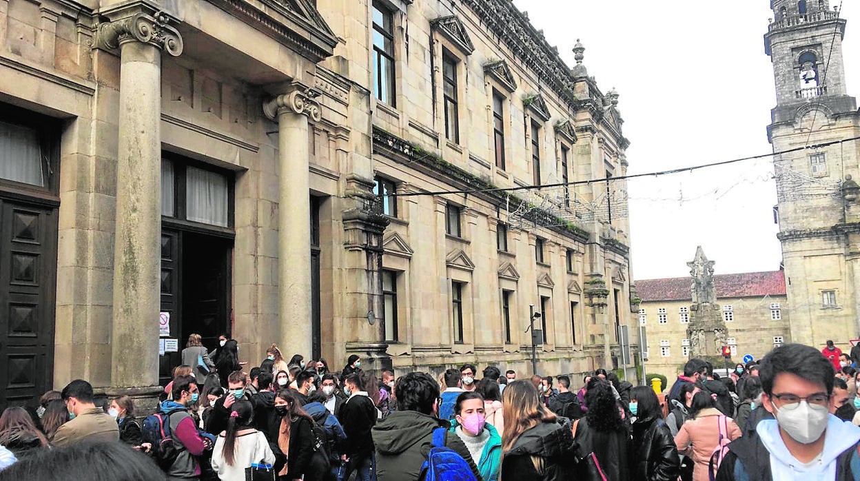 Aglomeraciones a las puertas de la Facultad de Medicina de la USC antes de un examen