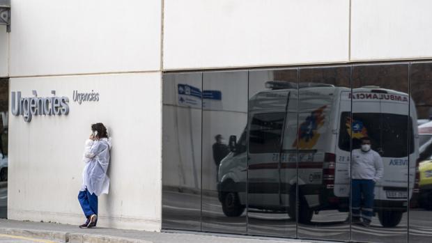 El coronavirus colapsa los hospitales valencianos y seis de cada diez camas de UCI las ocupan pacientes contagiados