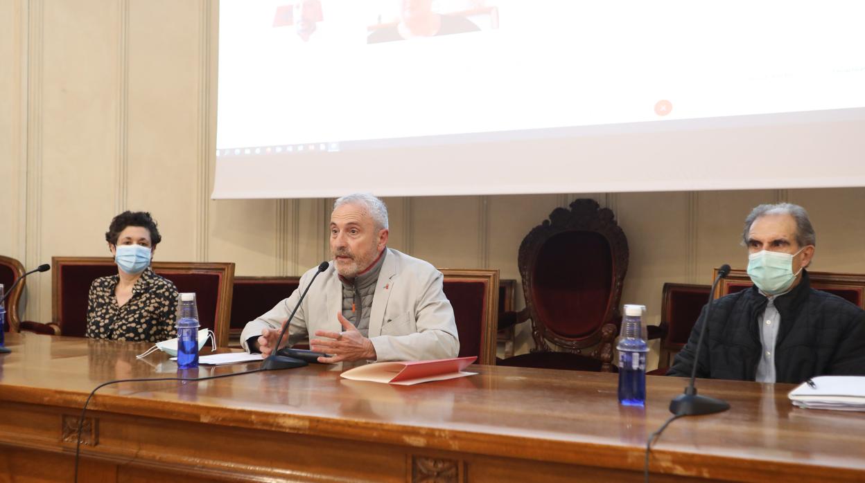 María Nuin, del Instituto de Salud Pública, Carlos Artundo director generall, y Gregorio Achútegui, gerente del SNS.