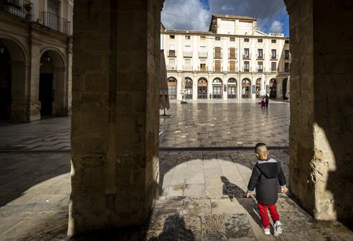 Imagen de un niño en la Plaça de Dins de Alcoy