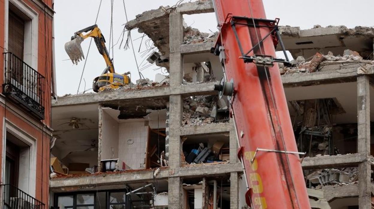 Las grúas trabajan en el edificio que explosionó hace una semana en la calle de Toledo