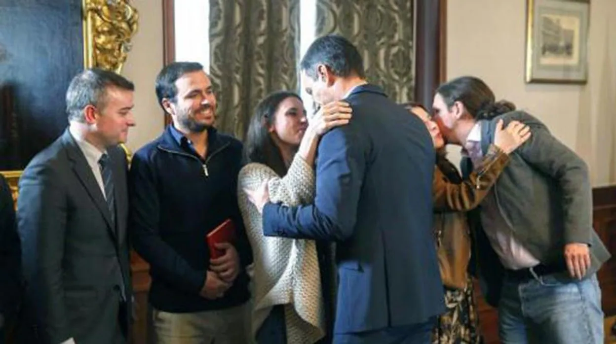 Foto de archivo del día que se firmó el Gobierno de coalición. Sánchez, saluda a Irene Montero mientras Pablo Iglesias besa a Adriana Lastra