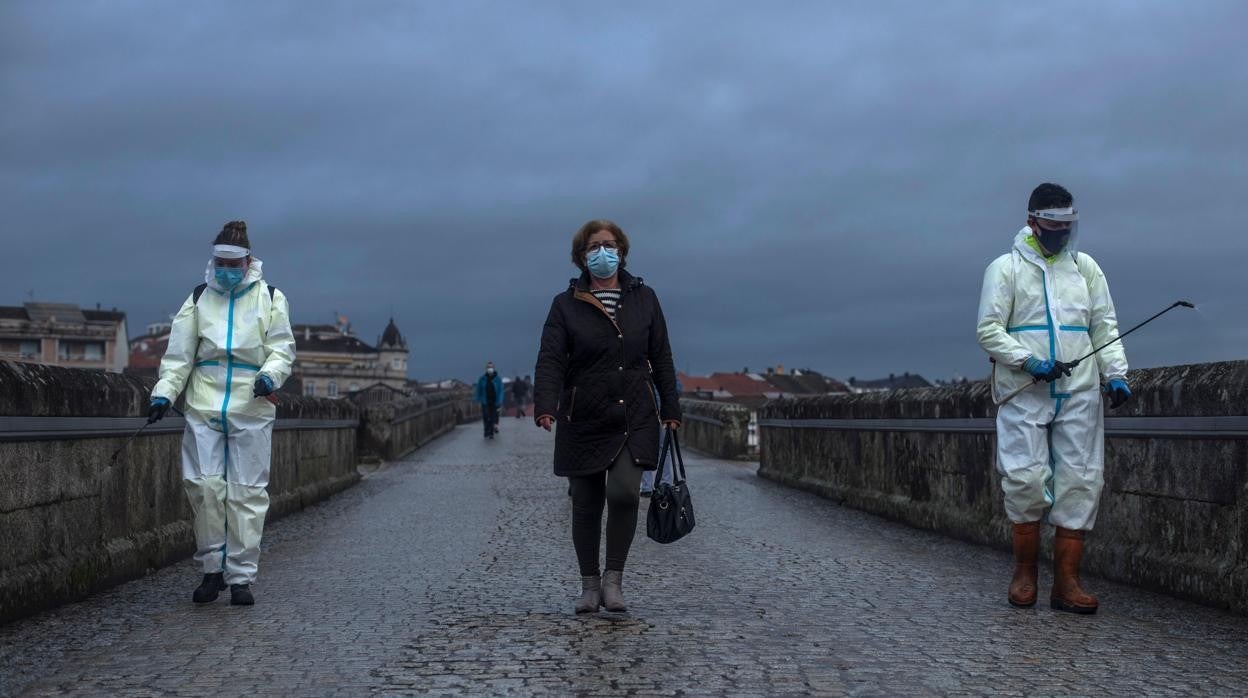 Desinfección en las calles de Orense el día antes de la entrada en vigor de las nuevas restricciones