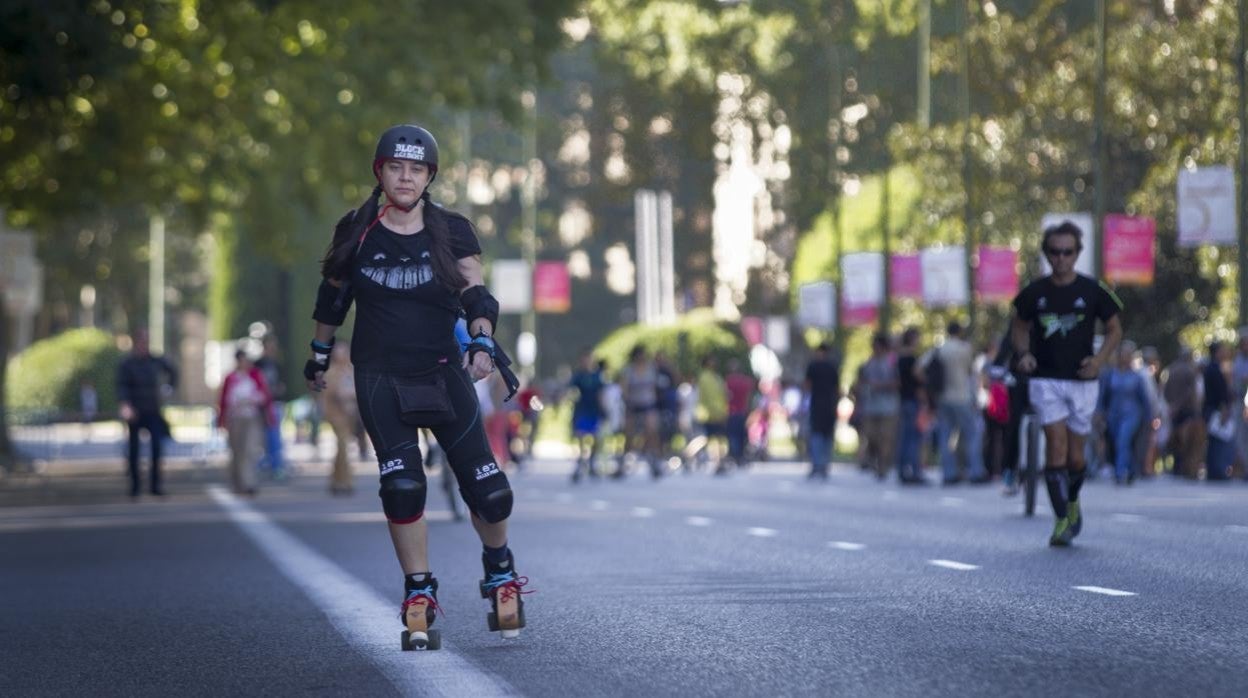 Paseantes haciendo deporte en el Paseo del Prado