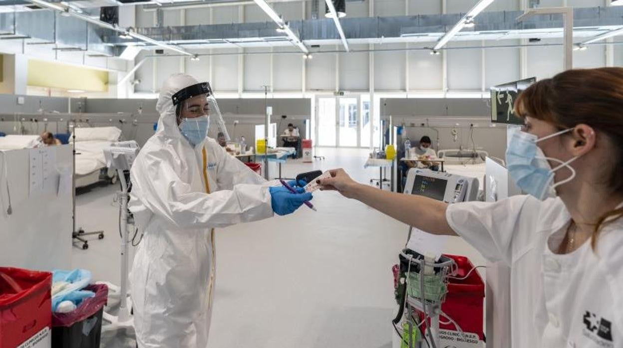 Sanitarios trabajando en el Hospital de Emergencias Isabel Zendal