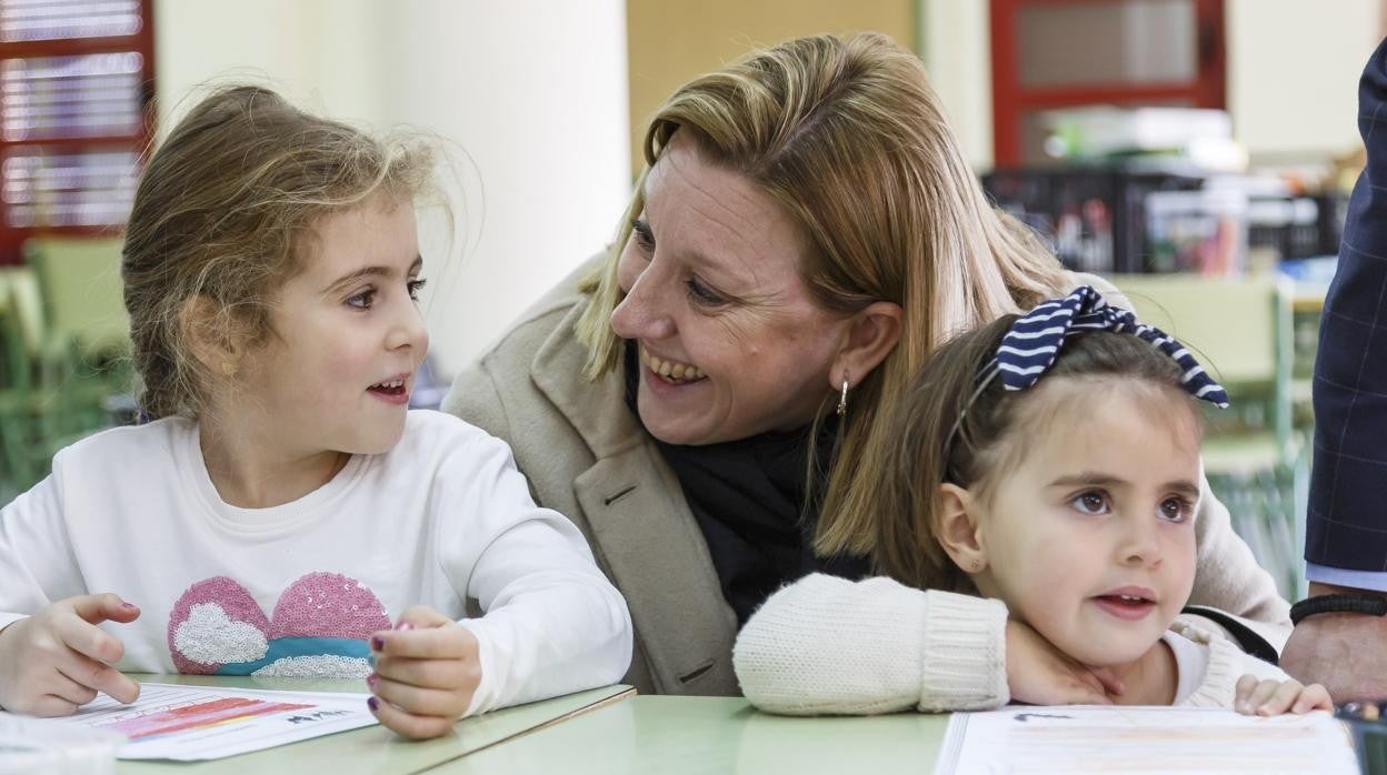 Visita de la consejera Isabel Blanco a niños de «Conciliamos» antes de la pandemia