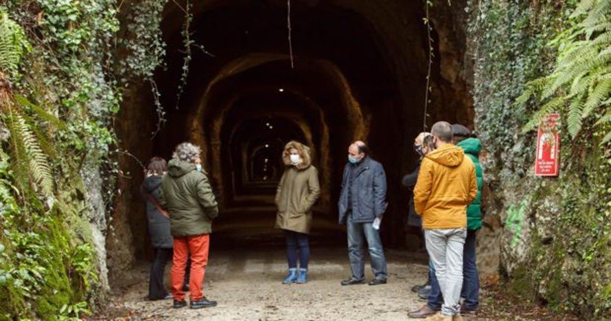 El consejero Manu Ayerdi en una visita a los túneles de la Vía Verde del Plazaola.