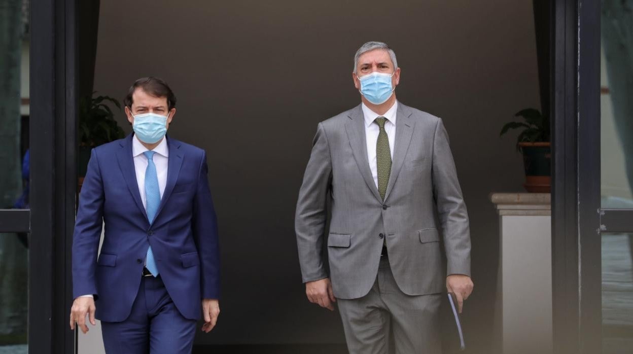 Fernández Mañueco y De los Mozos, ayer tras la reunión que mantuvieron en Valladolid