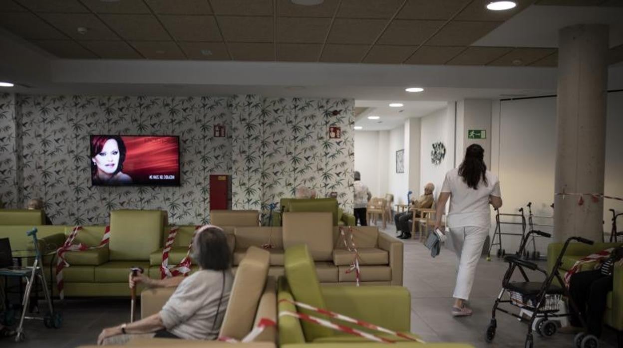 Interior de una residencia de mayores en la Comunidad de Madrid, con medidas de distancia social por el Covid-19