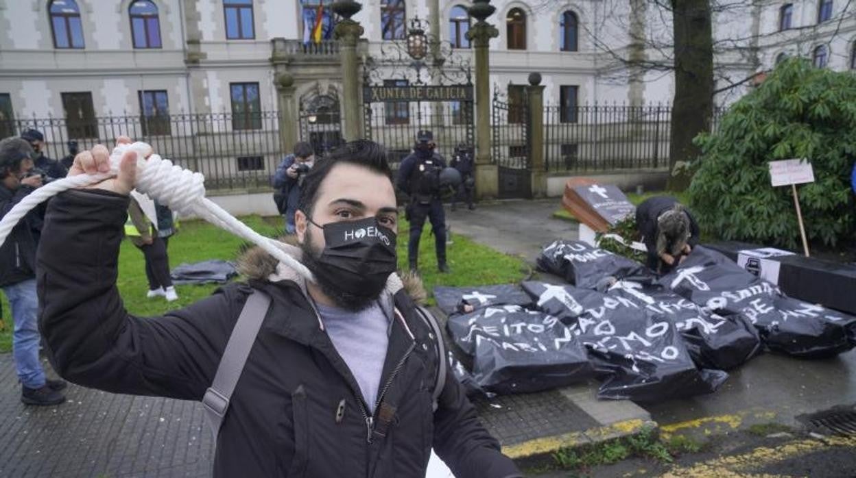 Manifestante delante de la Xunta