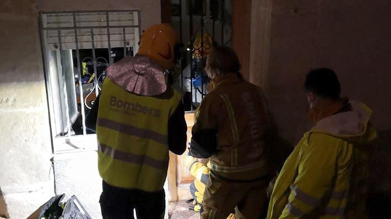 Efectivos de Bomberos acceden a la vivienda donde había un cadáver