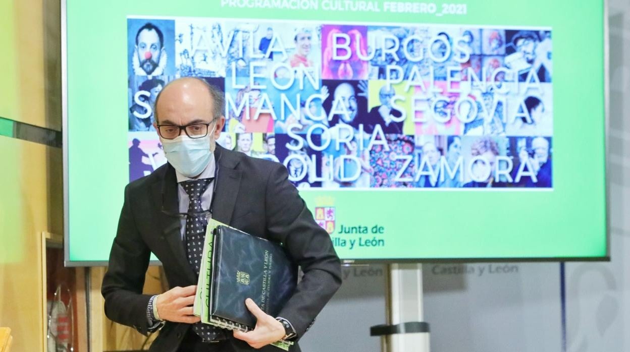 El consejero de Cultura, Javier Ortega, durante la presentación de la programación «on line» de sus centros culturales