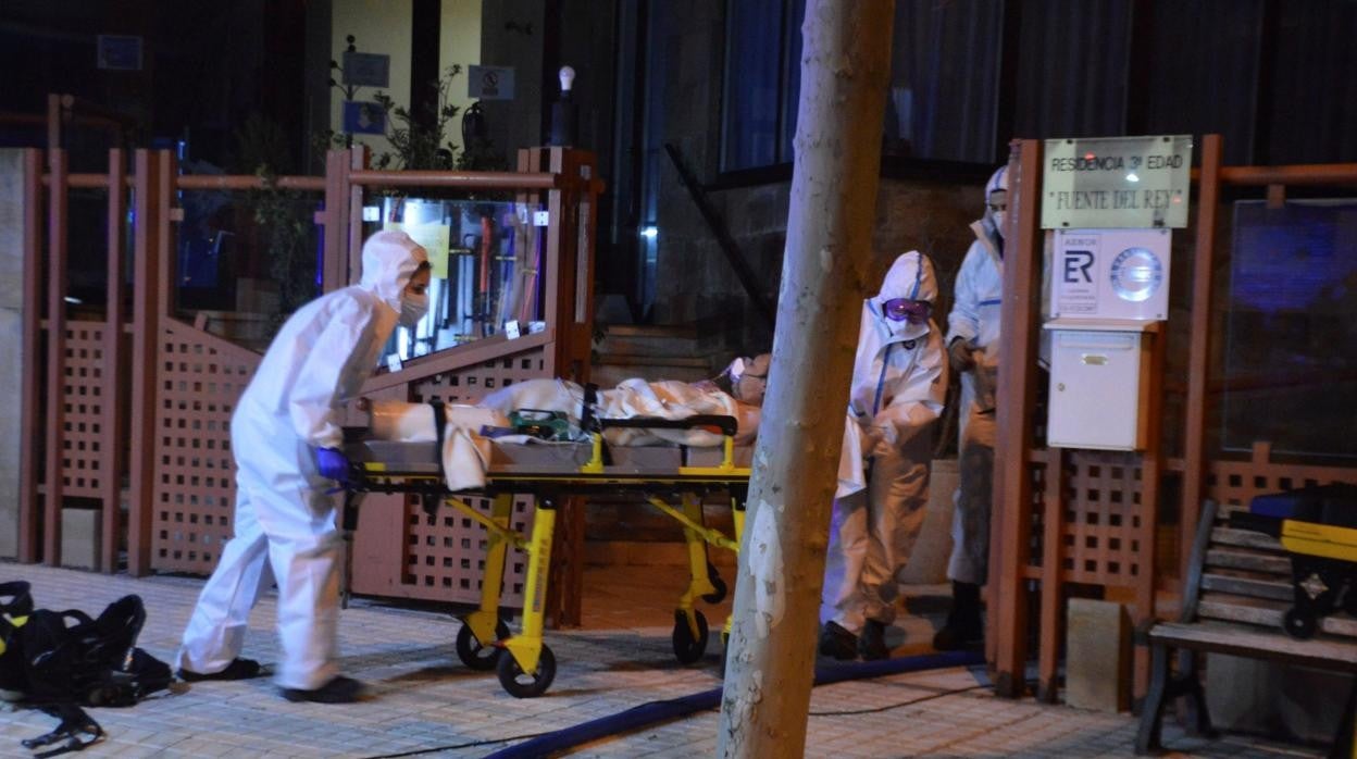 Momento en el que eran evacuados los heridos de la residencia de Soria afectada la pasada noche por el fuego