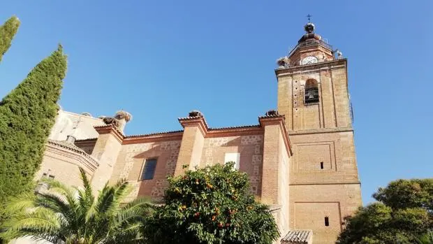 Un desprendimiento en el interior de la iglesia de La Calzada obliga a cerrar el templo