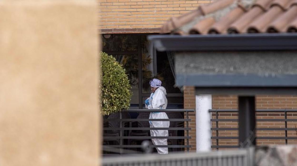 Una sanitaria protegida con un EPI, en una terraza de la residencia de mayores de Becerril de la Sierra