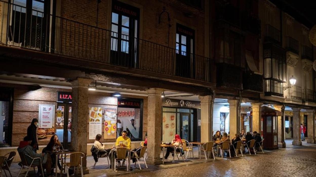 Varios clientes en una terraza en la localidad madrileña de Alcalá de Henares