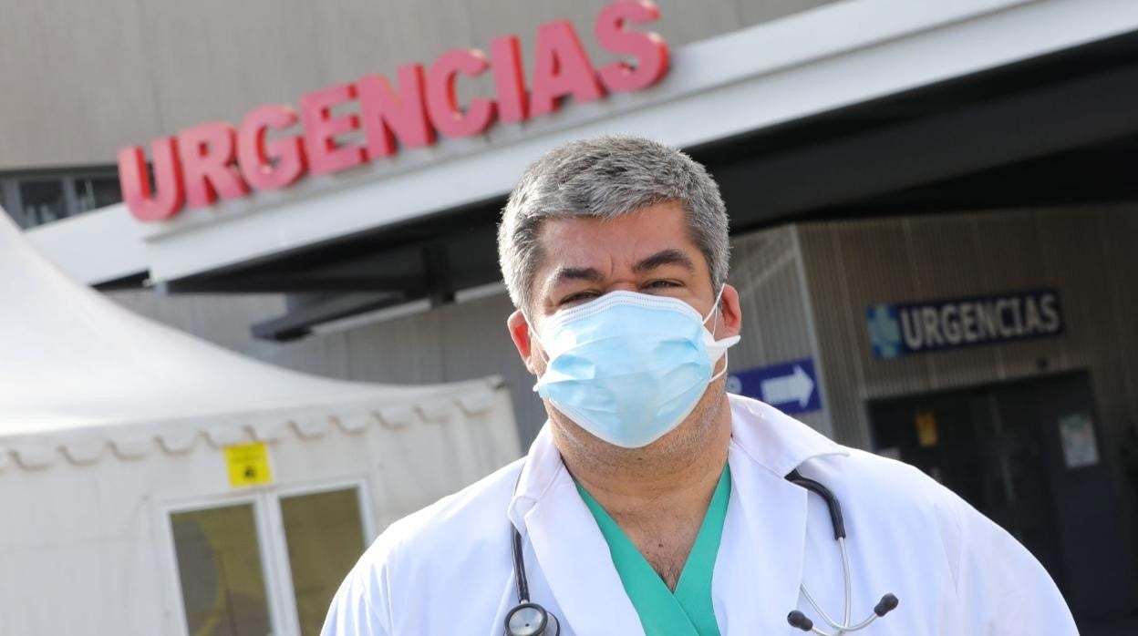 Carlos Dueñas, coordinador regional de Medicina Interna para el Covid