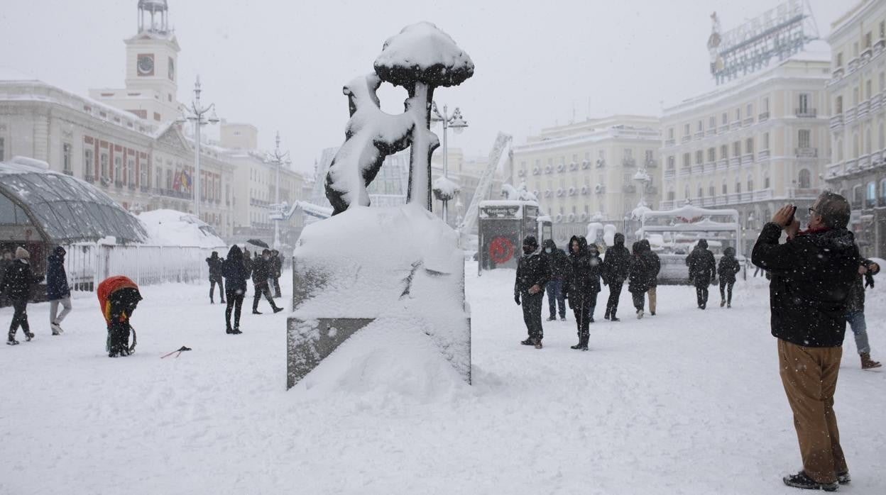 La Puerta del Sol, sepultada por el manto blanco que dejó Filomena