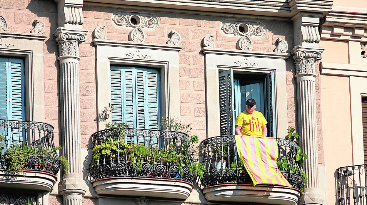 Un hombre y una estelada en un balcón