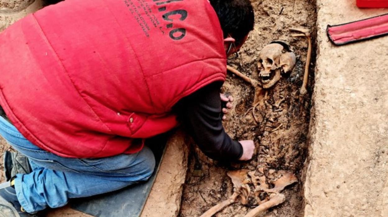 Imagen difundida en las redes sociales por la vicepresidenta Carmen Calvo para celebrar el hallazgo de los restos de María Domínguez, sepultada durante más de 80 años en una sepultura anónima tras ser fusilada