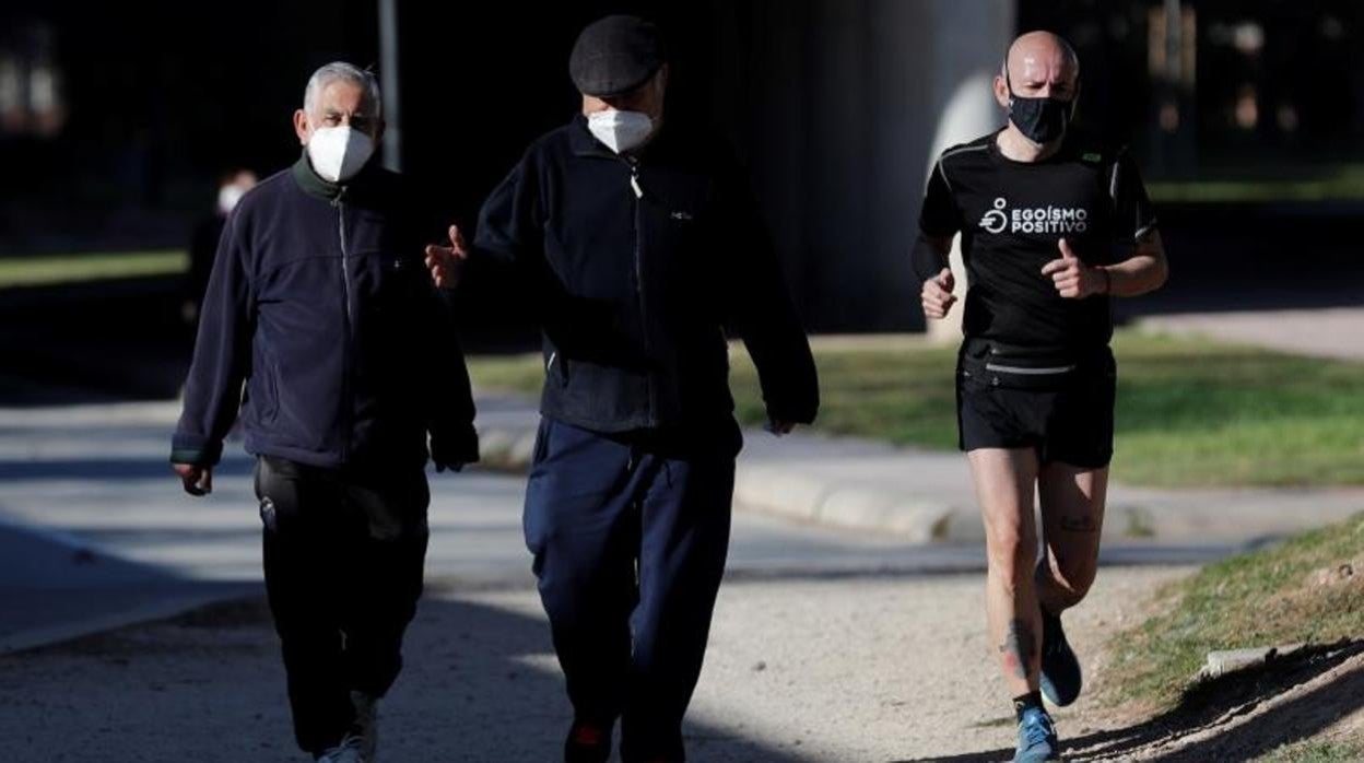 Varios hombres hacen deporte con mascarilla en Valencia este lunes, primer día en que es obligatorio