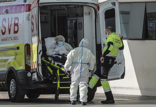 Imagen del traslado de un enfermo al hospital La Fe de Valencia