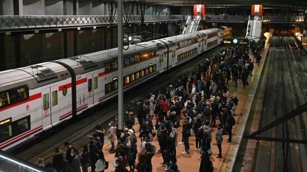 Cercanías achaca los retrasos y aglomeraciones de este lunes a la «huelga de celo» de sus maquinistas