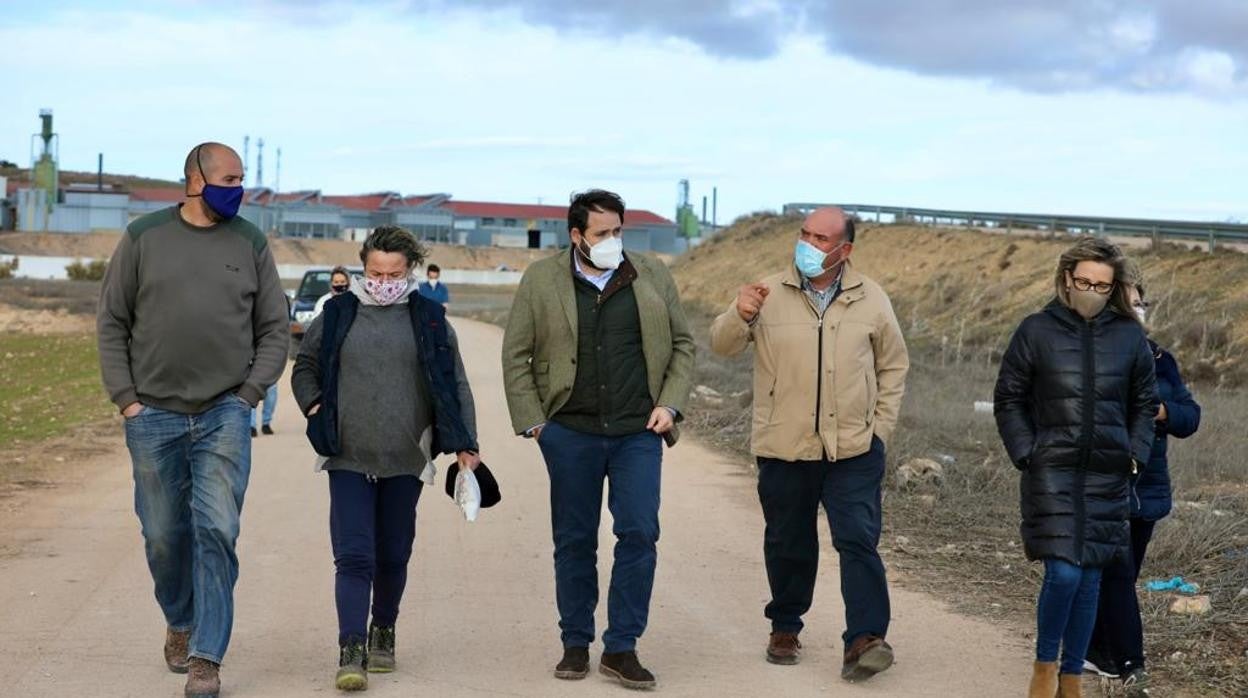 Paco Núñez, en el centro, durante una visita a Villacañas