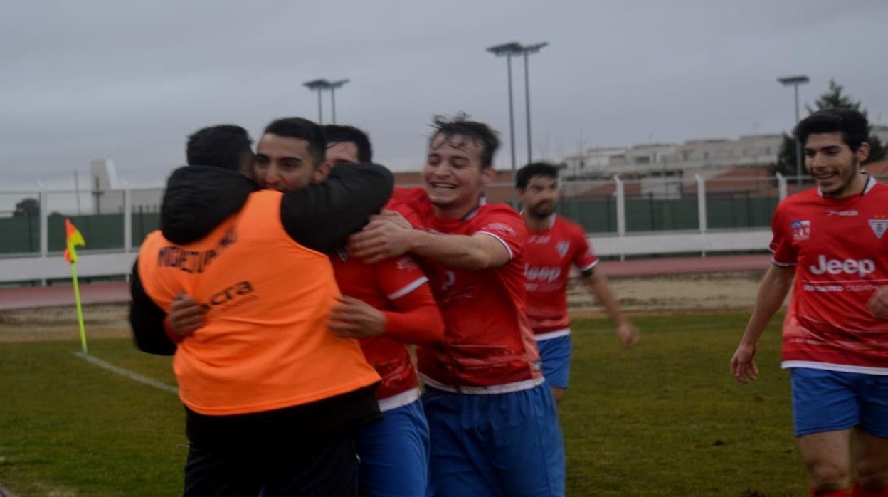 Los jugadores del Miguelturreño se abrazan tras uno de los goles marcados al Valdepeñas