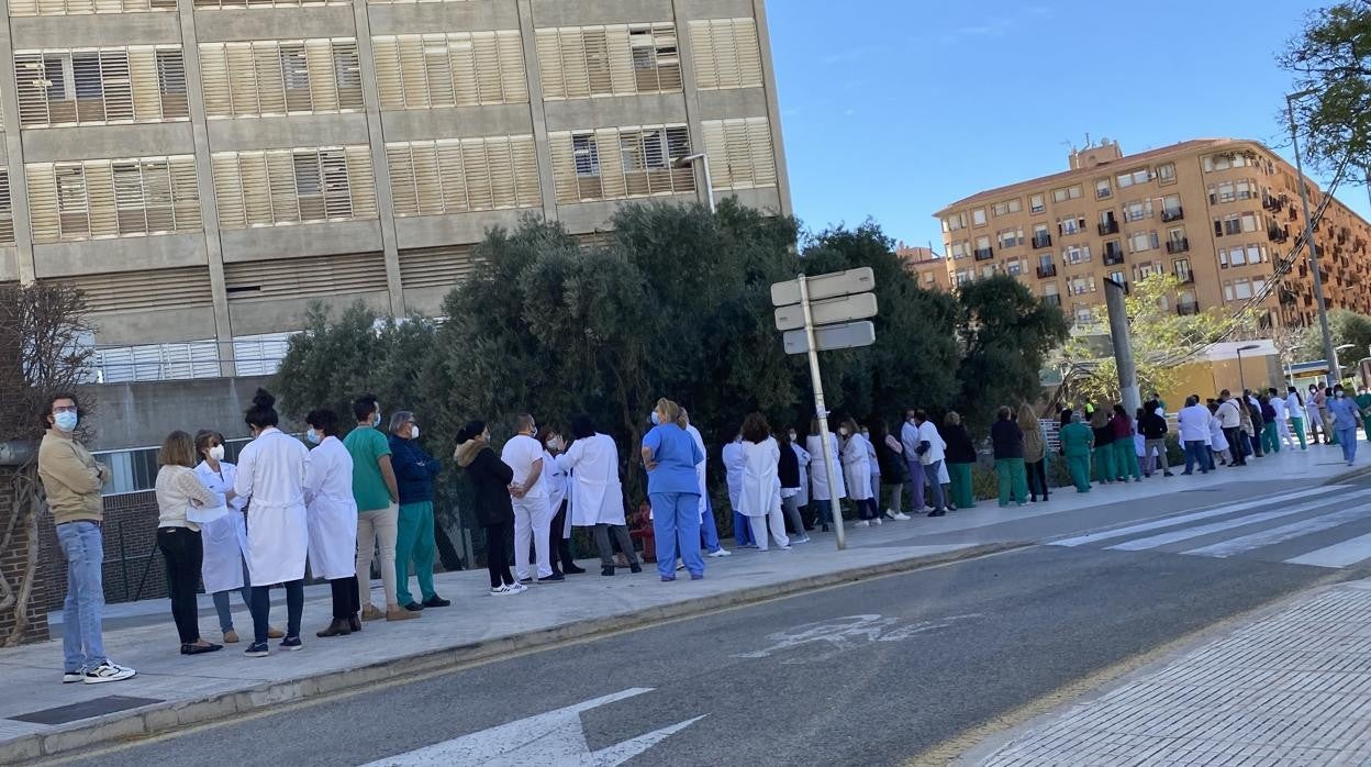 Imagen de colas del personal sanitario en el Hospital General de Alicante para la administración de la segunda dosis de la vacuna del coronavirus