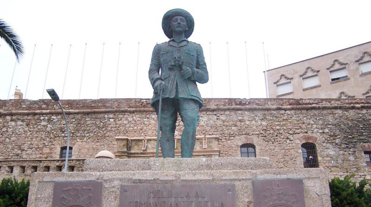 La estatua no estaría, según Vox, afectada por la Ley de Memoria Histórica porque representa al «comandante Franco» y la llegada de la Legión a Melilla en 1921