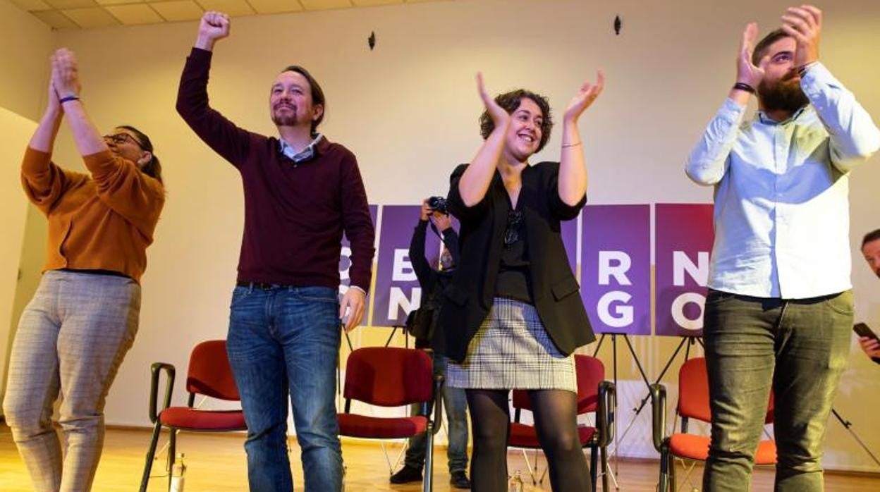 Pablo Iglesias, acompañado por el número dos al Congreso del partido por Toledo, Daniel Velasco (d), la cabeza de lista, Teresa Arévalo, durante la campaña electoral de 2019