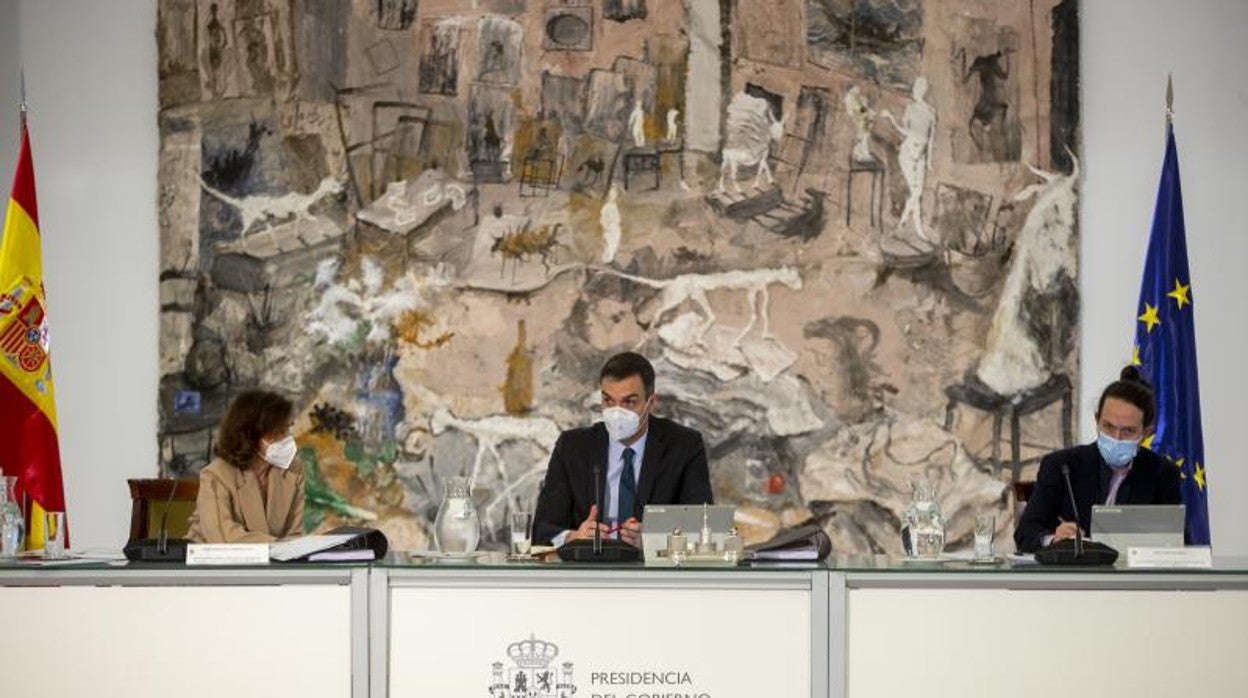 Carmen Calvo, Pedro Sánchez y Pablo Iglesias, durante el Consejo de Ministros de este martes