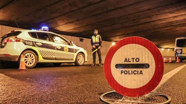 Un policía local se enfrenta a hasta seis años sin empleo y sueldo por negarse a llevar mascarilla en Alicante