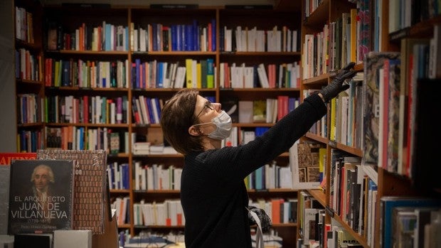 Libreros y editores catalanes protestan por el cierre de librerías comiéndose un centenar de ejemplares