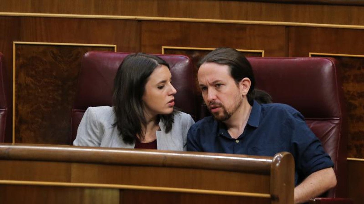 La ministra Irene Montero, junto a Teresa Arévalo, a la salida de un acto en Sevilla