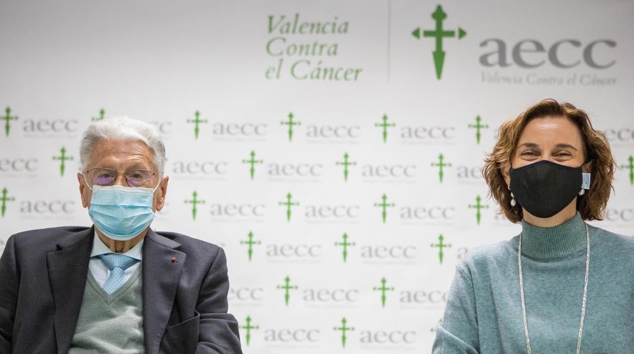 Imagen de Antonio Llombart, vicepresidente de AECC Valencia, y Helena Alloza, gerente de la entidad